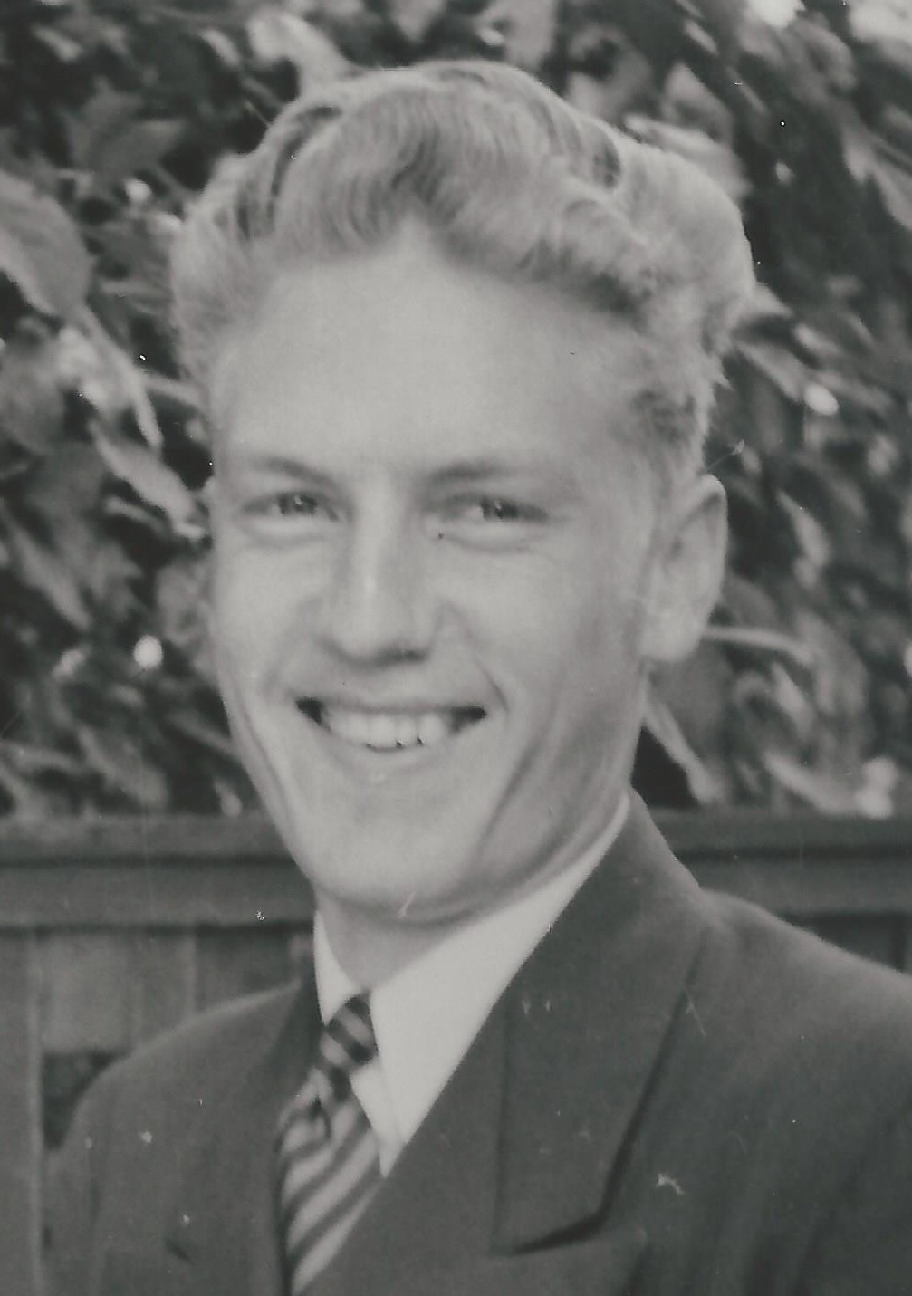 Richard Dale Hunt (1921 - 2007) Profile
